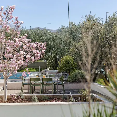 The Olive Poolhouse سبليت