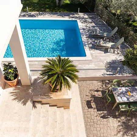 The Olive Poolhouse Split