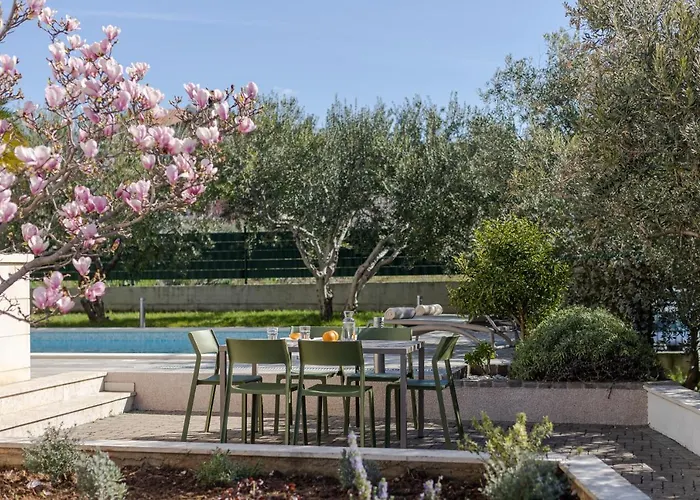 The Olive Poolhouse Apartament *