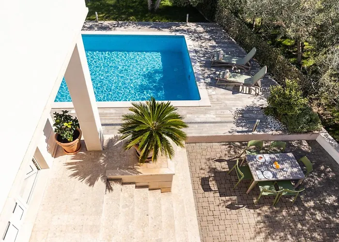 The Olive Poolhouse Split