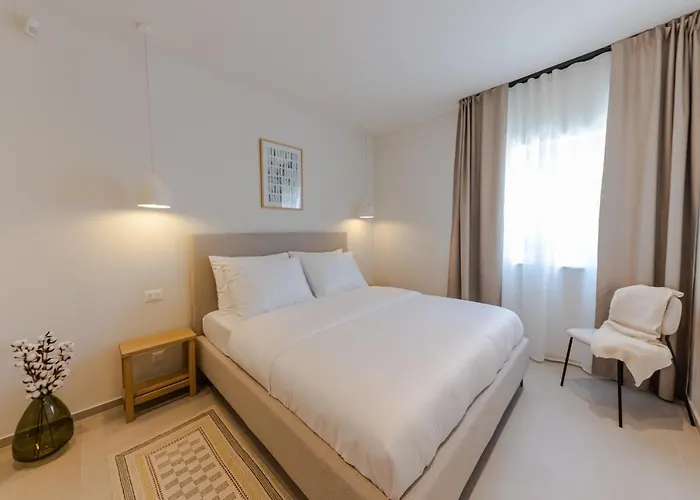 The Olive Poolhouse Split